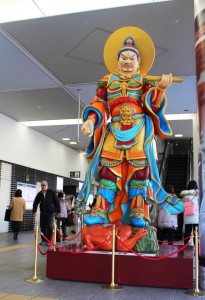 近鉄奈良駅に登場した広目天