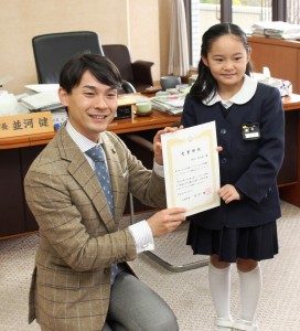 並河健市長と面談し、「将来は世界的なバイオリニストになりたい」と夢を語った杉谷歩の佳さん（右）