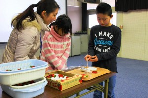 古都華の糖度を調べる児童