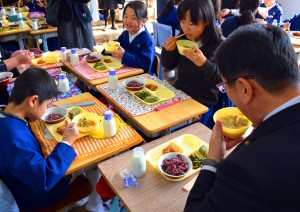 シシ肉を使った給食を食べる児童ら