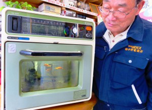 廃棄処分となる電子レンジの中に水槽を入れた中野電機店の金魚鉢