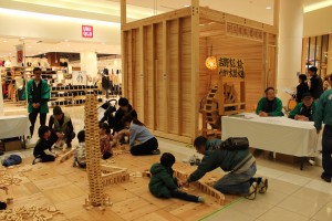 県産材で作った積み木などで遊ぶ家族連れ