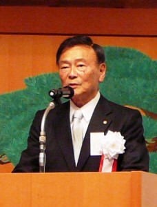 記念式典であいさつする久保昌城会長