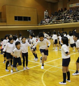 リズムをとりながら大縄跳びに挑戦する小学生