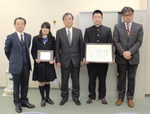 吉田育弘教育長（中央）と面談した県立橿原高校の生徒ら