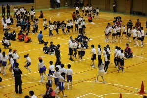 縄跳びにチャレンジする参加者