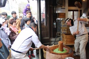 「高速もちつき」を見学するツアーの参加者ら