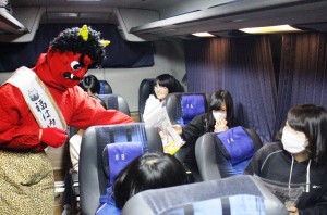 シートベルトを確認しながら、「赤鬼」が利用客に福豆を配った