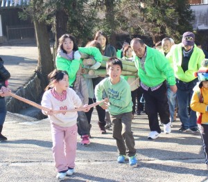 参加者たちは力を合わせて竹を二月堂前まで運んだ