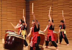 迫力ある和太鼓演奏を披露する子供たち