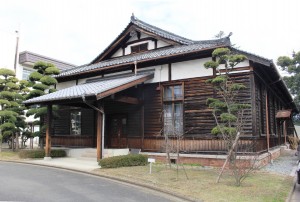 講堂は入母屋造の堂々とした和風の外観だ