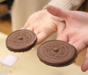三角縁神獣鏡をかたどったチョコレート