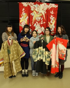 「なりきり体験」の企画を担当する県立大の学生たち