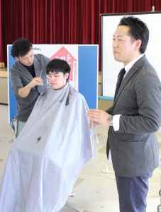 セミナーでは店舗での就活ヘアのカットや提案の実例も披露された