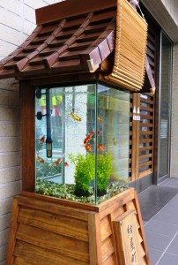 市が特注でつくり昨年４月から市内３カ所に設置されている灯籠型の金魚鉢