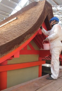 春日大社本殿で進められている朱の塗り替え作業