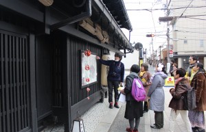 下御門商店街に残る町家を眺める参加者ら