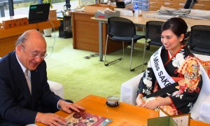 荒井知事と歓談する中島さん