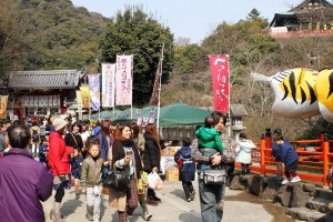 寅まつりでにぎわう信貴山朝護孫子寺