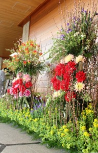 県庁正面玄関を彩る約２１４０本の草花