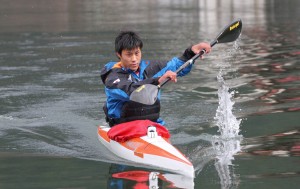 倉橋溜池で練習する棚田大志選手＝桜井市