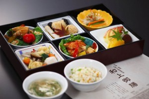 奈良パークホテル内の大和料理萬佳奈良店で提供されている和上御膳（奈良市提供）