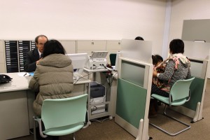 初日からハローワーク窓口には乳児を抱いた母親らが訪れた