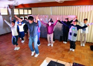 公演に向けて練習する生徒