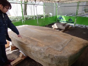 全面に漆喰が塗られていた可能性がある竜田御坊山３号墳の底石