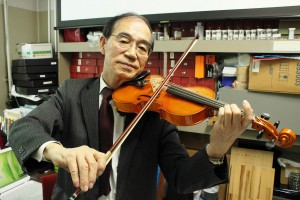 クモの糸を弦に用いたバイオリン奏でる大﨑茂芳名誉教授