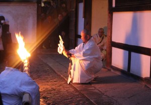 松明の火のもと行われた大中臣祓