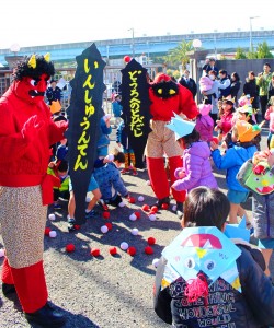 園児たちは赤玉、白玉を投げて見事に鬼を退治した