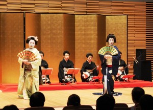 舞踊を披露する芸舞子