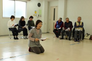 朗読劇の練習に励む劇団のメンバー