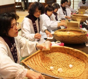 興福寺婦人会のメンバーが福豆を袋詰めした
