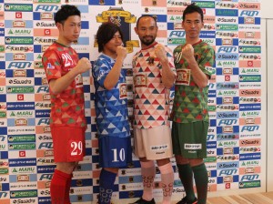 新ユニホームを披露する新加入の山田卓也選手（右から２番目）ら