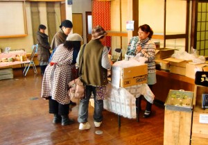 店内では木工雑貨や海鮮物産などが販売されている