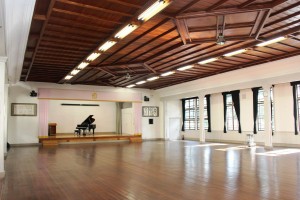 白い内壁と板張りの天井、床のコントラストが美しい内装