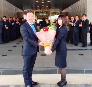 初登庁で女性職員から花束を贈られる森町長