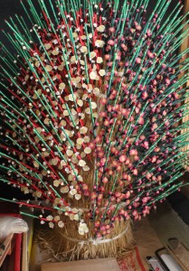 芳香が漂うような紅白のウメの造花