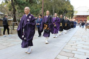 無事を願いながら進む練行衆の行列