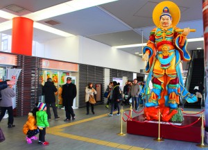 近鉄奈良駅に登場した広目天