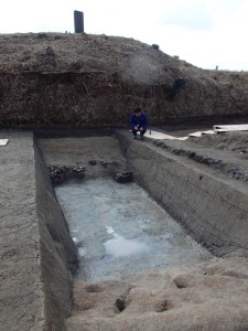 瓢箪山古墳で見つかった墳丘裾部と周濠