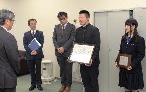 吉田育弘教育長（左）と面談した県立橿原高校の生徒ら