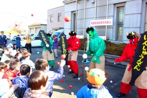 園児たちは赤玉、白玉を投げて見事に鬼を退治した