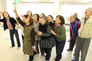 朗読劇の練習に励むシニア劇団「らくらく演劇塾」のメンバー