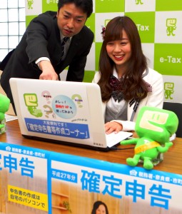 パソコンで確定申告するＮＭＢ４８の渡辺美優紀さん