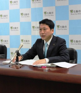 会見する小紫市長