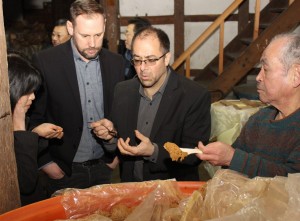 酒粕を試食する視察団のメンバーら