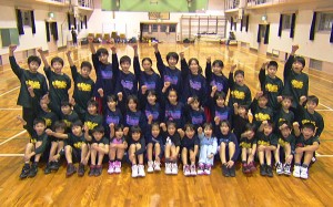 女子の辰市ミニバスケットボールクラブと同じ地区で活動している男子の明治ミニバスケットボールクラブのメンバー